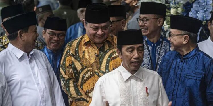 Presiden Joko Widodo (kedua kanan) didampingi Ketua Umum PAN Zulkifli Hasan (kanan), Ketua Umum Partai Golkar Airlangga Hartarto (kedua kiri), dan Ketua Umum Partai Gerindra Prabowo Subianto (kiri) memberikan keterangan pers usai menghadiri acara Silaturahim Ramadhan 1444 H DPP PAN di Kantor DPP PAN, Jakarta, Minggu (2/4/2023). Acara tersebut turut dihadiri para ketua umum partai politik koalisi pendukung pemerintah seperti PAN, Partai Golkar, Partai Gerindra, PPP, dan PKB. (MASAPNEWS/ANT)