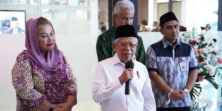 Wakil Presiden Ma'ruf Amin memberikan keterangan pers kepada wartawan di sela kunjungan kerja di Semarang, Jawa Tengah, Selasa (4/4/2023). (MASAPNEWS/ANT/HO-BPMI Setwapres)
