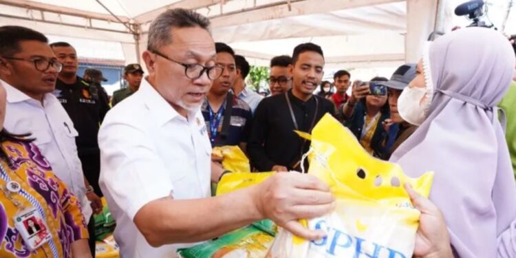 Menteri Perdagangan (Mendag) Zulkifli Hasan saat melakukan peninjauan pasar murah di Kecamatan Cengkareng, Jakarta Barat, Rabu (5/4/2023). (MASAPNEWS/ANT/HO-Kementerian Perdagangan/dok.Pri)