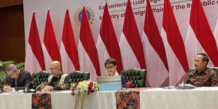 Menteri Luar Negeri Indonesia Retno Marsudi (kedua kanan) menyampaikan keterangan pers terkait KTT ke-42 ASEAN di Jakarta, Rabu (5/4/2023). (MASAPNEWS/ANT)