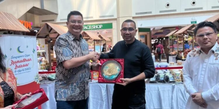 Staf Khusus Menteri BUMN Arya Sinulingga mengunjungi booth Rumah BUMN di West Mall Singapura pada Selasa (4/4/2023). (MASAPNEWS/ANT)