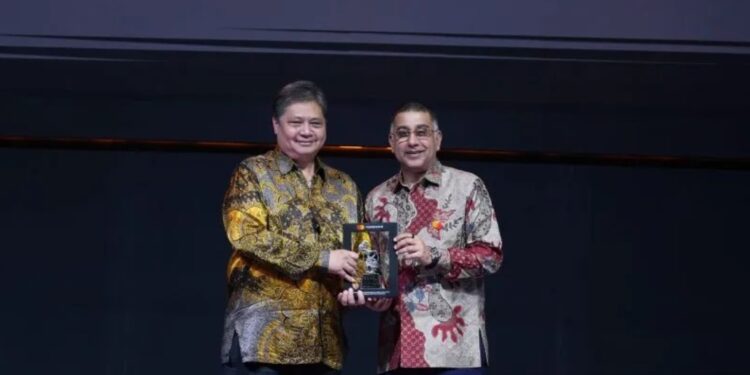 Menteri Koordinator Bidang Perekonomian Airlangga Hartarto (kiri) dalam peluncuran Mastercard Strive Indonesia, di Jakarta, Selasa (5/4/2023). (MASAPNEWS/ANT)