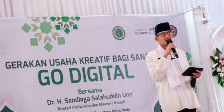 Menparekraf Sandiaga Uno saat kunjungan ke Pondok Pesantren Nurul Huda, Kabupaten Cirebon, Jawa Barat, Rabu (5/4/2023). (MASAPNEWS/ANT/HO-Humas Kemenparekraf.)