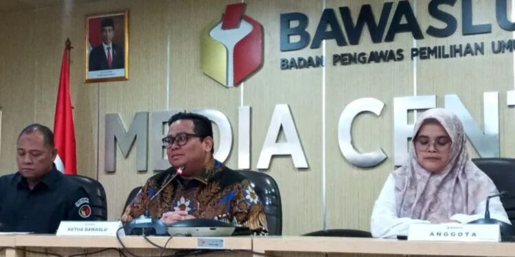Ketua Bawaslu RI Rahmat Bagja saat menyampaikan keterangan pers di Media Center Bawaslu RI, Jakarta, Kamis (6/4/2023). (MASAPNEWS/ANT)