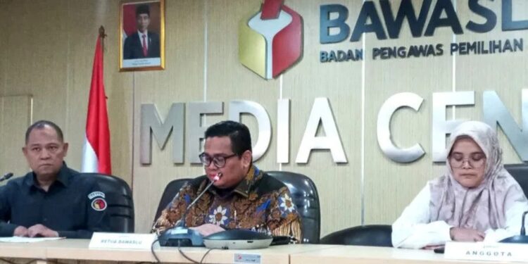 Ketua Bawaslu RI Rahmat Bagja saat memberikan keterangan pers di Media Center Bawaslu RI, Jakarta, Kamis (6/4/2023). (MASAPNEWS/ANT)