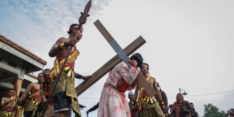 Umat Kristiani memperagakan prosesi drama Jalan Salib pada Peringatan Wafat Yesus Kristus, Jumat Agung, di Gereja Kristen Jawi Wetan (GKJW) Dawarblandong, Mojokerto, Jawa Timur, Jumat (7/4/2023). (MASAPNEWS/ANT)