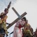 Umat Kristiani memperagakan prosesi drama Jalan Salib pada Peringatan Wafat Yesus Kristus, Jumat Agung, di Gereja Kristen Jawi Wetan (GKJW) Dawarblandong, Mojokerto, Jawa Timur, Jumat (7/4/2023). (MASAPNEWS/ANT)