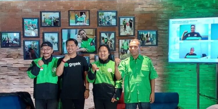 Head of Region and External Affairs Gojek Gede Manggala (tengah) bersama mitra driver Gojek di acara media gathering dan buka puasa bersama di Pasaraya Jakarta (05/04/2023) (MASAPNEWS/ANT)