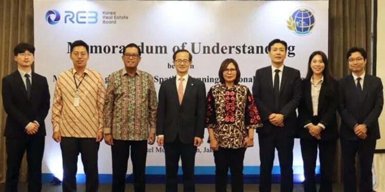Kementerian Agraria dan Tata Ruang/Badan Pertanahan Nasional (ATR/BPN) melakukan penandatanganan nota kesepahaman (MoU) dengan Korea Real Estate Board (REB) di Jakarta, Selasa (11/4/2023). (MASAPNEWS/ANT/HO-Kementerian ATR/BPN)