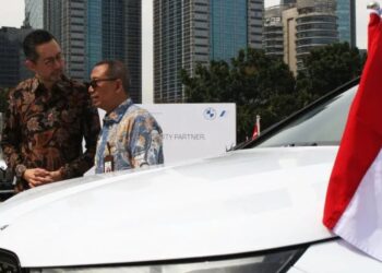 Presiden Direktur BMW Group Indonesia Ramesh Divyanathan (kiri) dan Sekretaris Kementerian Sekretariat Negara Setya Utama (kanan) di Jakarta, Kamis. (MASAPNEWS/ANT)