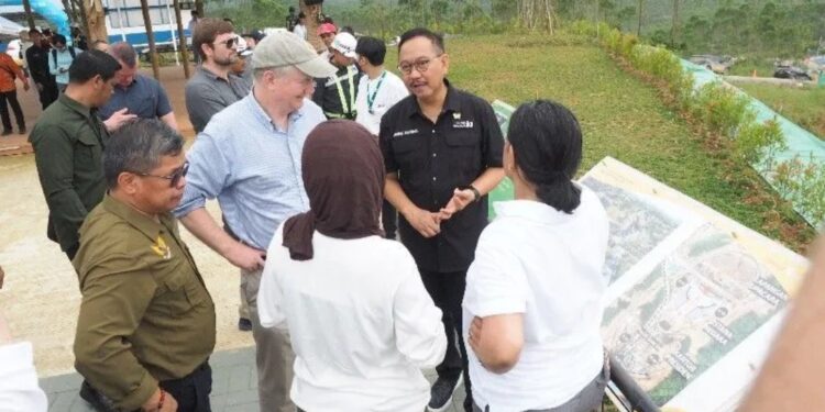 Kepala Otorita IKN Bambang Susantono menyampaikan penjelasan kepada Delegasi Anggota Kongres AS saat meninjau pembangunan IKN Nusantara. (MASAPNEWS/ANT/HO - OIKN)