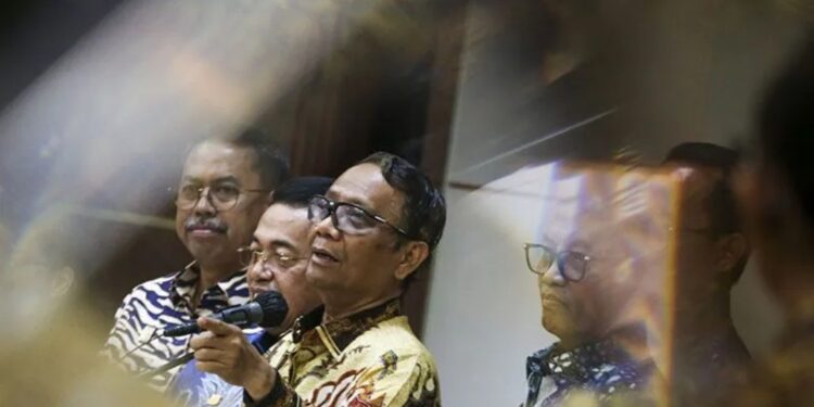 Menteri Koordinator Bidang Politik Hukum dan Keamanan Mahfud MD (tengah) memberikan keterangan pers terkait RUU Perampasan Aset Hasil Tindak Pidana di Jakarta, Jumat (14/4/2023). (MASAPNEWS/ANT)