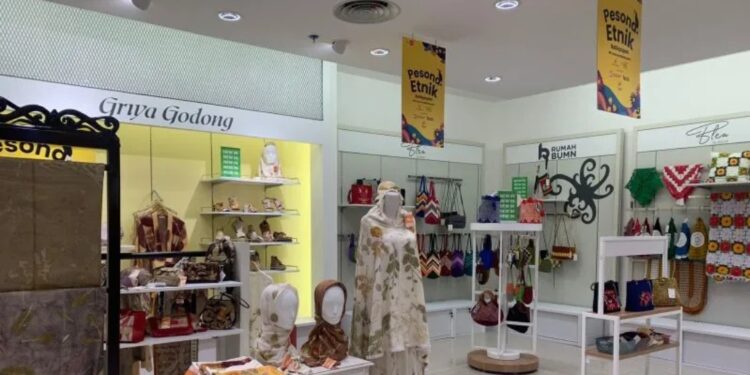 Produk pelaku usaha mikro, kecil, dan menengah (UMKM) dari Rumah BUMN PT Pertamina (Persero) dipajang di Matahari Departemen Store, Plaza Balikpapan, Kalimantan Timur. (MASAPNEWS/ANT/HO-PT Pertamina Persero).