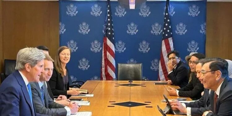 Pertemuan antara Menko Kemaritiman dan Investasi Luhut Binsar Pandjaitan (kanan) dengan United States Special Presidential Envoy for Climate John Kerry (kiri) di Amerika Serikat. (MASAPNEWS/ANT/Instagram @luhut.pandjaitan)