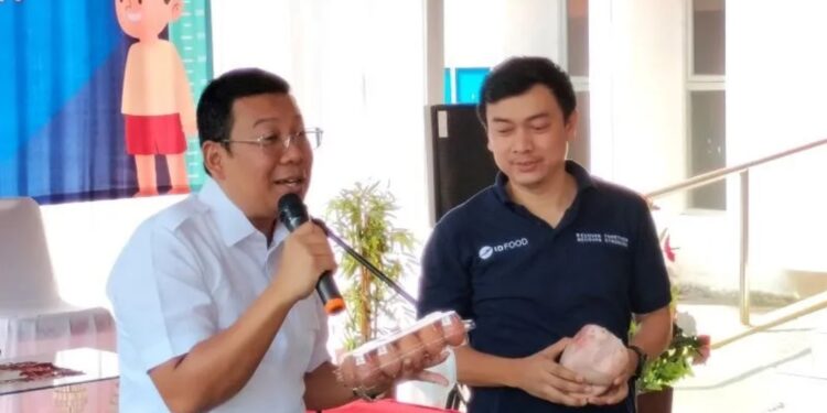 Kepala Badan Pangan Nasional Arief Prasetyo Adi (kiri) dan Direktur Komersial Holding BUMN Pangan ID Food Adriansyah Chaniago menunjukkan bantuan telur dan daging ayam berkualitas untuk bantuan penanganan stunting di Bekasi, Jawa Barat, Sabtu (15/4/2023). (MASAPNEWS/ANT)