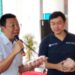 Kepala Badan Pangan Nasional Arief Prasetyo Adi (kiri) dan Direktur Komersial Holding BUMN Pangan ID Food Adriansyah Chaniago menunjukkan bantuan telur dan daging ayam berkualitas untuk bantuan penanganan stunting di Bekasi, Jawa Barat, Sabtu (15/4/2023). (MASAPNEWS/ANT)