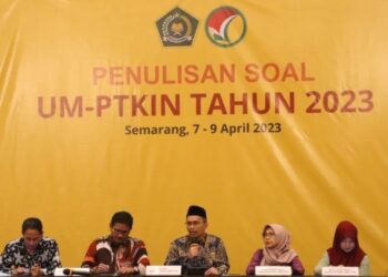 Staf Ahli Menteri Agama Bidang Hukum dan HAM Abu Rokhmad (tengah) saat rapat koordinasi persiapan pendaftaran Ujian Masuk Perguruan Tinggi Keagamaan Islam Negeri (UM PTKIN) tahun 2023. (MASAPNEWS/ANT/HO-PMB Nasional PTKIN)