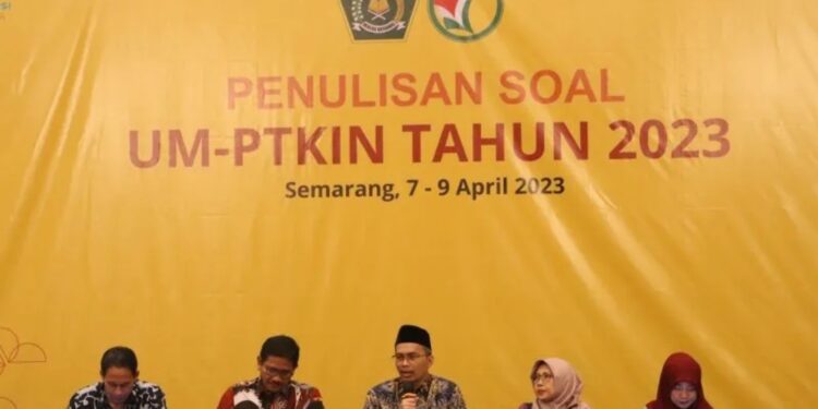 Staf Ahli Menteri Agama Bidang Hukum dan HAM Abu Rokhmad (tengah) saat rapat koordinasi persiapan pendaftaran Ujian Masuk Perguruan Tinggi Keagamaan Islam Negeri (UM PTKIN) tahun 2023. (MASAPNEWS/ANT/HO-PMB Nasional PTKIN)