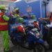 Executive GM Pertamina Patra Niaga Jatimbalinus Dwi Puja Ariestya (kiri) berbincang dengan petugas pengantar BBM ketika meninjau kesiapan Satgas Ramadhan dan Idul Fitri (Rafi) di rest area Tol Surabaya-Mojokerto, Gresik, Jawa Timur, Jumat (14/4/2023). (MASAPNEWS/ANT)