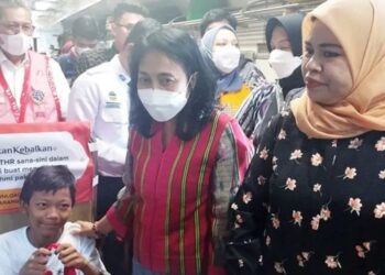 Menteri Pemberdayaan Perempuan dan Perlindungan Anak (PPPA) I Gusti Ayu Bintang Darmawati (tengah) ditemani Ketua Komisi Perlindungan Anak Indonesia (KPAI) Ai Maryati saat meninjau kondisi pemudik perempuan dan anak di dalam KA Jayabaya tujuan Malang di Stasiun Pasar Senen, Jakarta, Minggu (16/04/2023). (MASAPNEWS/ANT)