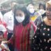 Menteri Pemberdayaan Perempuan dan Perlindungan Anak (PPPA) I Gusti Ayu Bintang Darmawati (tengah) ditemani Ketua Komisi Perlindungan Anak Indonesia (KPAI) Ai Maryati saat meninjau kondisi pemudik perempuan dan anak di dalam KA Jayabaya tujuan Malang di Stasiun Pasar Senen, Jakarta, Minggu (16/04/2023). (MASAPNEWS/ANT)