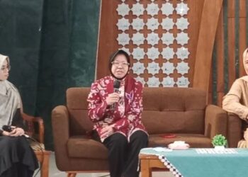 Menteri Sosial (Mensos) Tri Rismaharini saat menjadi pembicara dalam Dialog Ramadhan bertajuk "Peran Kartini Mengupas Permasalahan Bangsa" di Masjid Kampus Mardliyyah UGM, Sleman, Minggu (16/4/2023). (MASAPNEWS/ANT)
