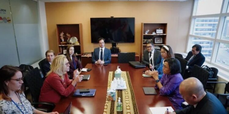 Menteri Keuangan (Menkeu) RI Sri Mulyani (tengah kanan) melakukan pertemuan bilateral dengan Menkeu Belanda Sigrid Kaag (tengah kiri) di sela-sela acara International Monetary Fund (IMF)-World Bank Spring Meetings 2023 di Washington, Amerika Serikat, Sabtu (15/04/2023). (MASAPNEWS/ANT/Instagram/@smindrawati)