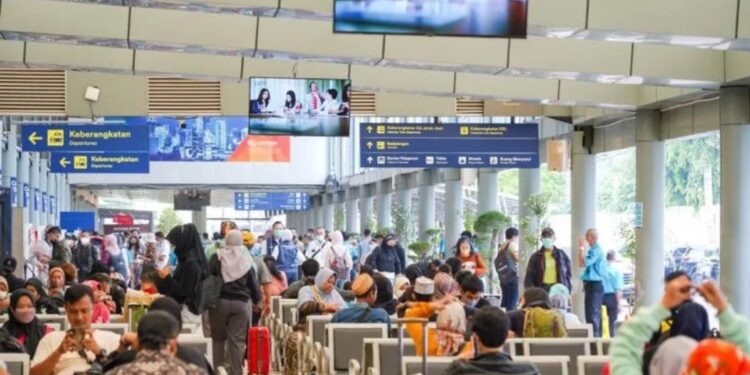 Situasi mudik di Stasiun Pasar Senen, Jakarta Pusat, Senin (17/4). (MASAPNEWS/ANT/HO-ANTARA)