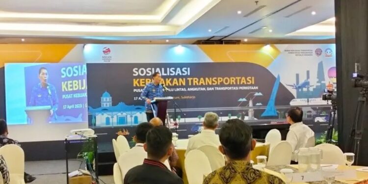 Wakil Wali Kota Surakarta Teguh Prakosa saat memberikan sambutan pada Sosialisasi Kebijakan Transportasi di Kabupaten Sukoharjo, Senin (17/4/2023). (MASAPNEWS/ANT)