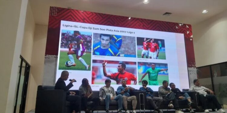 Rully Nere (dua dari kiri), Robby Darwis dan Firman Utina dalam acara Diskusi Refleksi Jelang HUT ke-93 PSSI (MASAPNEWS/ANT)