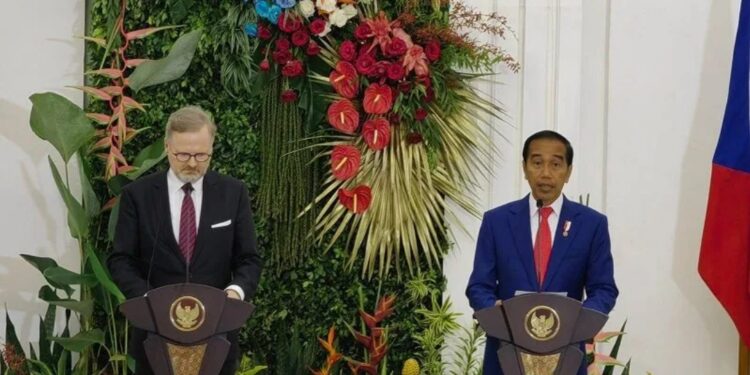 Presiden RI Joko Widodo (kanan) menyampaikan pernyataan pers bersama Perdana Menteri Republik Ceko Petr Fiala di Ruang Teratai Istana Kepresidenan Bogor, Jawa Barat, Selasa (18/4/2023). (MASAPNEWS/ANT)