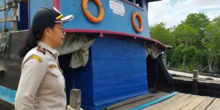 Personel Karantina Pertanian Tanjungpinang, Kepri, melakukan pengawasan di pelabuhan bongkar muat guna mencegah masuknya pangan ilegal. (MASAPNEWS/ANT)