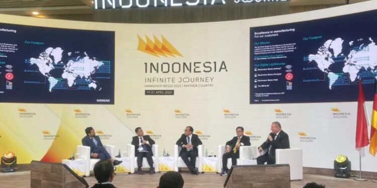 Moderator Donny Novanda bersama para pembicara Deputi Bidang Koordinasi Perniagaan dan Industri, Kementerian Koordinator Bidang Perekonomian Ali Murtopo Simbolon, Direktur Bisnis Digital PT Telkom Indonesia (Persero) Tbk Muhamad Fajrin Rasyid, Direktur PT Akebono Brake Astra Indonesia Daniel Suryananta, dan Senior Director Factory Automation Sales Asia-Pacific, Siemens AG Factory Sascha Maennl (kiri ke kanan) dalam konferensi sesi pertama di Paviliun Indonesia, Hannover Messe, di Hannover, Jerman, Selasa (18/4/2023). (MASAPNEWS/ANT/HO Kementerian Perindustrian)