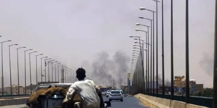 Asap membumbung di Omdurman, dekat Jembatan Halfaya, selama bentrokan antara paramiliter Pasukan Dukungan Cepat (RSF) dan tentara, seperti yang terlihat dari Khartoum Utara, Sudan, Sabtu (15/4/2023). (MASAPNEWS/ANT/REUTERS)