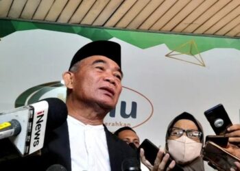 Menteri Koordinator Pembangunan Manusia dan Kebudayaan (Menko PMK) Muhadjir Effendy saat melaksanakan shalat Id pada Jumat (21/4/2023) di lapangan Gedung Pimpinan Pusat Muhammadiyah, Menteng, Jakarta Pusat. (MASAPNEWS/ANT)