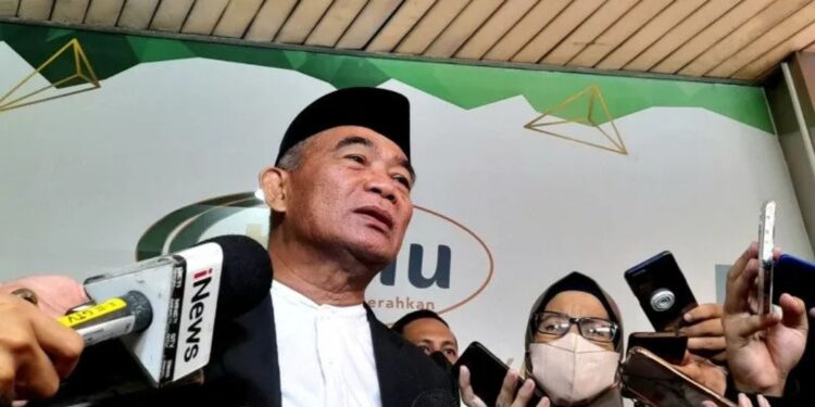Menteri Koordinator Pembangunan Manusia dan Kebudayaan (Menko PMK) Muhadjir Effendy saat melaksanakan shalat Id pada Jumat (21/4/2023) di lapangan Gedung Pimpinan Pusat Muhammadiyah, Menteng, Jakarta Pusat. (MASAPNEWS/ANT)