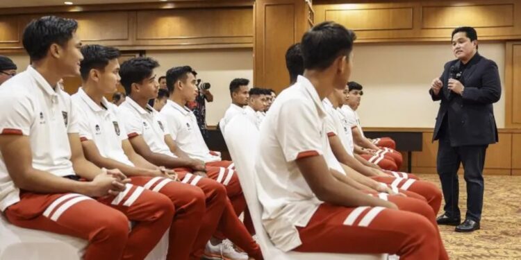 Ketum PSSI Erick Thohir menyampaikan arahan saat bertemu dengan pemain Timnas U-22 yang akan bertanding pada ajang Sea Games Kamboja, Jakarta, Jumat (21/4/2023). (MASAPNEWS/ANT)