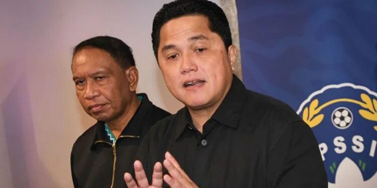 Ketua Umum PSSI Erick Thohir (kanan) didampingi Wakil Ketua Umum PSSI Zainudin Amali (kiri) memberikan keterangan kepada wartawan usai sarasehan bersama Asosiasi Provinsi (Asprov) PSSI se-Indonesia di Jakarta, Minggu (19/3/2023). (MASAPNEWS/ANT)