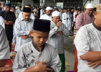 Warga Biak Numfor, Papua melaksanakan shalat Id 1 Syawal 1444 H di lapangan hanggar Cenderawasih Pangkalan Udara Manuhua Biak, Sabtu. (MASAPNEWS/ANT)