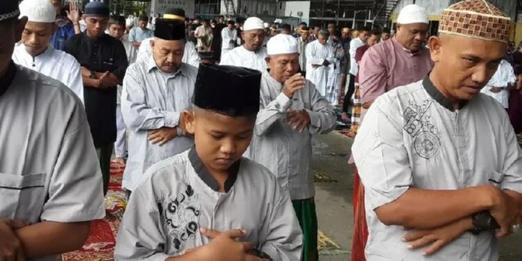 Warga Biak Numfor, Papua melaksanakan shalat Id 1 Syawal 1444 H di lapangan hanggar Cenderawasih Pangkalan Udara Manuhua Biak, Sabtu. (MASAPNEWS/ANT)