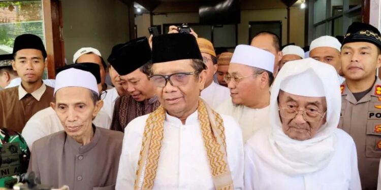 Menkopolhukam Mahfud MD memberikan keterangan usai mengunjungi Ponpes Nurul Jadi Paiton di Kabupaten Probolinggo, Jawa Timur, Sabtu (22/4/2023). (MASAPNEWS/ANT)