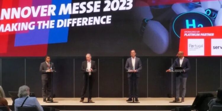 Direktur Jenderal Ketahanan, Perwilayahan, dan Akses Industri Internasional Kementerian Perindustrian Eko SA Cahyanto, Presiden Verband der Elektro- und Digitalindustrie Gunther Kegel, dan Chief Executive Officer (CEO) Deutsche Messe AG Jochen Köckler saat penyelenggaraan "closing press conference" Hannover Messe 2023 di Industrial Transformation Conference Stage, Hall 3 Hannover Messe Fairgrounds, Jerman, Jumat (21/4/2023). (MASAPNEWS/ANT/HO-Kementerian Perindustrian)