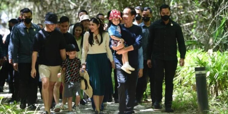 Presiden RI Joko Widodo menggendong cucunya La Lembah Manah saat meninjau lokasi wisata Gua Batu Cermin di Labuan Bajo, Manggarai Barat, Nusa Tenggara Timur, Minggu (23/4/2023). (MASAPNEWS/ANT/HO-Biro Pers Sekretariat Presiden RI)