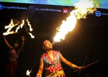Penari melakukan atraksi sembur api di Lippo Mall Kemang, Jakarta, Minggu (26/3/2023). (MASAPNEWS/ANT)