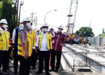 Menteri PUPR Basuki Hadimuljono saat meninjau perbaikan Jembatan Ngaglik di Kabupaten Lamongan, Provinsi Jawa Timur. (MASAPNEWS/ANT/HO-Kementerian PUPR)