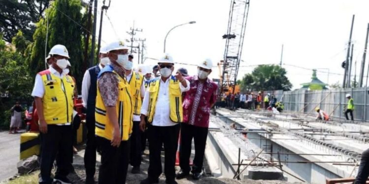 Menteri PUPR Basuki Hadimuljono saat meninjau perbaikan Jembatan Ngaglik di Kabupaten Lamongan, Provinsi Jawa Timur. (MASAPNEWS/ANT/HO-Kementerian PUPR)