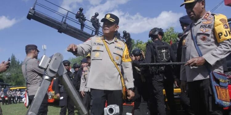 Kapolda NTT Irjen Pol Johanis Asadoma (kanan) saat memeriksaan kelengkapan peralatan Polri sebelum diberangkatkan ke Labuan Bajo Untuk pengamanan KTT ASEAN 2023 di Mapolda NTT usai Apel Gelar Pasukan Operasi Komodo Turangga 2023, Sabtu (29/4/2023). (MASAPNEWS/ANT)