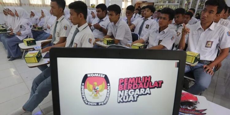Arsip foto - Pemilih pemula mengikuti sosialisasi pemilihan umum (pemilu) legislatif dan presiden 2019 yang dilaksanakan Komisi Independen Pemilihan (KIP) di Banda Aceh, Aceh, Selasa (22/10/2018). (MASAPNEWS/ANT)