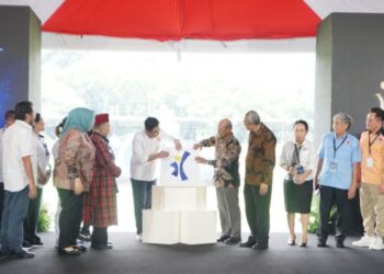 Ketua Umum Kadin Indonesia Arsjad Rasjid (tengah kiri) dalam peluncuran platform pelatihan digital bernama Kadin for Naker (kadinfornaker.id) di Jakarta, Minggu (30/4/2023). (MASAPNEWS/ANT/HO Kadin Indonesia)