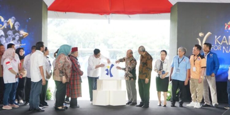 Ketua Umum Kadin Indonesia Arsjad Rasjid (tengah kiri) dalam peluncuran platform pelatihan digital bernama Kadin for Naker (kadinfornaker.id) di Jakarta, Minggu (30/4/2023). (MASAPNEWS/ANT/HO Kadin Indonesia)